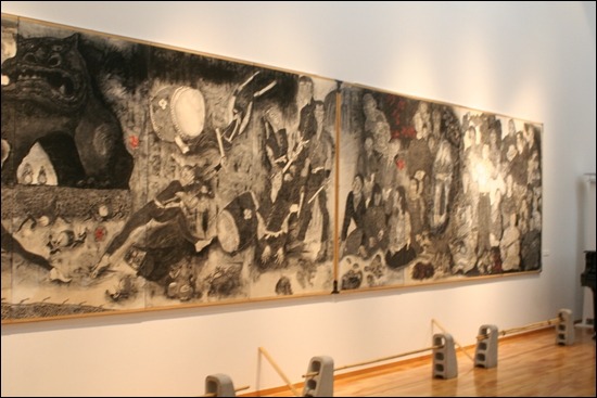 오키나와 전쟁의 참상을 고발하는 전시 작품