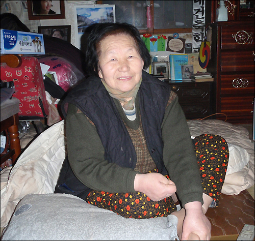김제여고 맞은편에서 54년째 수퍼를 하고 있는 정송녀(77·금잔디상회) 할머니는 말 그대로 김제지역 구멍가게의 산증인이다.