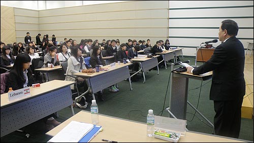  심사위원으로 오신 박흥순 선문대학교 교수님의 말씀을 경청하고 있다.