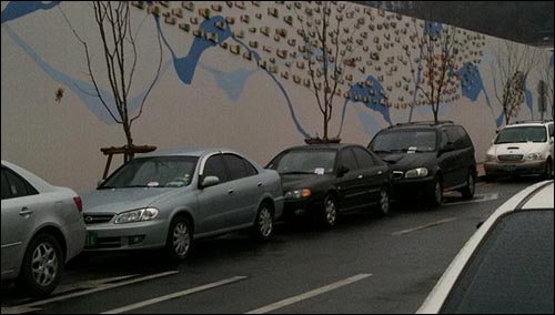노상에 주차돼 있는 차량들. (이 사진은 기사의 내용과 관련 없으며, 엄지뉴스에 전송된 사진입니다.)