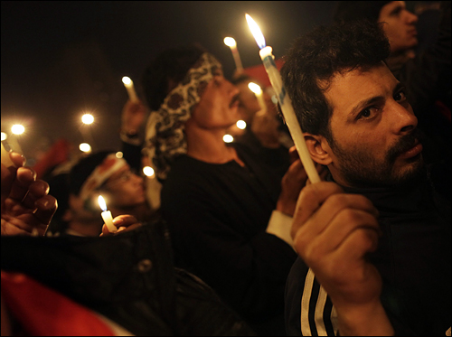 지난 9일 이집트 카이로에서는 반 무바라크 시위 중에 사망한 희생자들을 위한 추모 촛불 시위가 열렸다. 