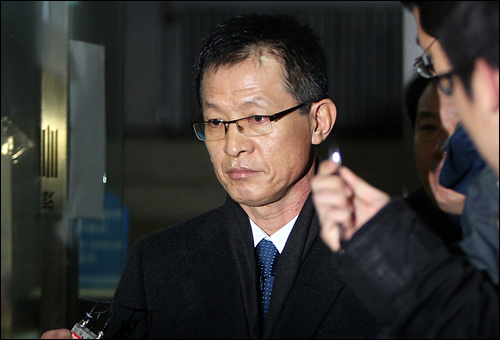 건설현장 식당 비리에 연루된 혐의로 재소환된 최영 강원랜드 사장이 지난 6일 오후 서울 광진구 자양동 동부지검에서 조사를 받은뒤 청사를 나서고 있다. 
