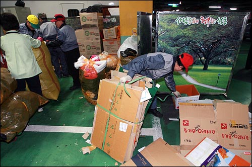 성동구청 지하1층에서 청소용역 노동자들이 쓰레기 분리작업을 하고 있다.