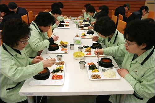 10일 낮 서울 성동구청 청소용역 여성노동자들이 구내식당에서 점심식사를 하고 있다.