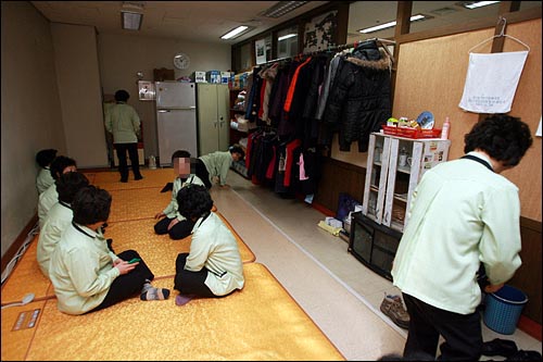 서울지역 한 구청의 청소용역 여성노동자들이 오전 작업을 마친 뒤 지하 1층 대기실에 모여 휴식을 취하고 있다.