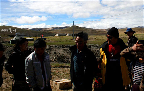 비상 식량 주변으로 몰려 든 티베트 사람들. 신기한 듯 바라보고 있는 그들의 표정에 순수함이 뭍어난다.