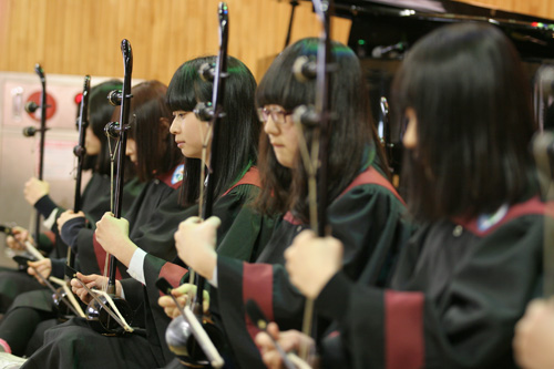 상정중 졸업생으로 구성된 해금반 학생들이 축하공연으로 해금을 연주하고 있다.