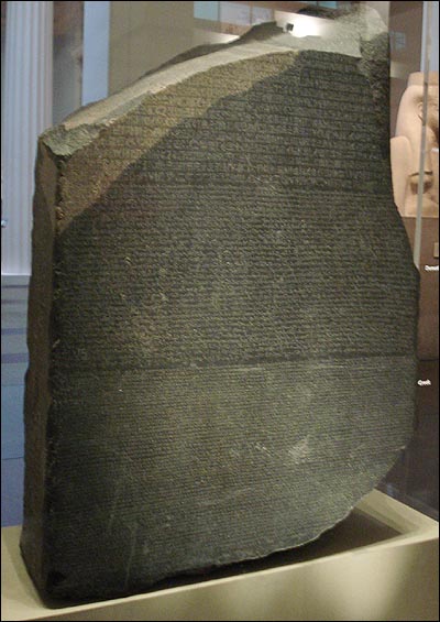 영국 런던의 대영박물관 이집트 조각실에 전시돼 있는 로제타스톤(Rosetta Stone). 이 돌에 새겨진 글은 톨레미 5세인 에피판스의 칙령(勅令)이라고 한다.