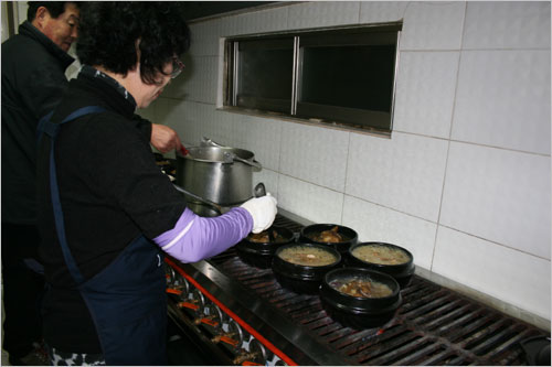 여수 구봉전통옻닭 주인장 부부가 참옻삼계탕 요리를 하고 있다. 