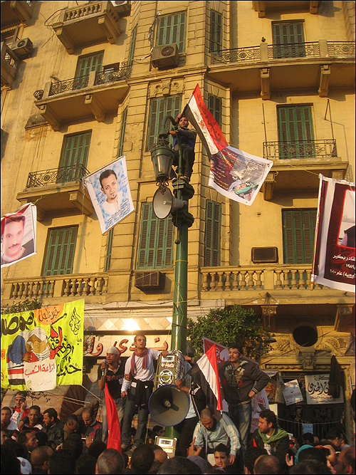 11일(현지 시각) 오후 이집트 수도 카이로의 타흐리르 광장에 모여 '무바라크 퇴진'을 요구하는 시민들.