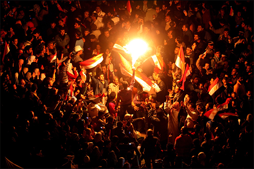 11일 이집크 카이로 타흐리르 광장에서 반정부 시위대가 호스니 무바라크 대통령의 사퇴 소식을 듣고 기뻐하고 있다. 