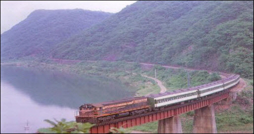동해남부선으로 달리는 일반열차. 울산에서 서울로 가려면 이 동해남부선을 타는데, KTX 개통으로 이제 그 낭만이 없어졌다