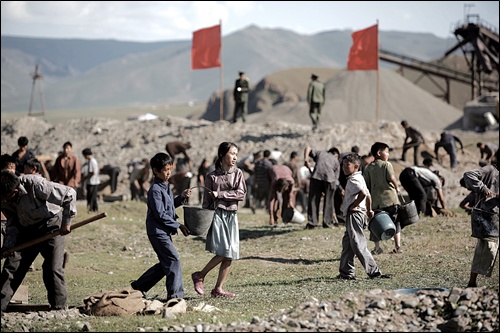 북한이 가장 어려웠던 시기는 내 기억으로 1996년도다. 당시 많은 아사자가 발생했다. 사진은 탈북자의 실화를 다룬 영화 <크로싱>의 한 장면