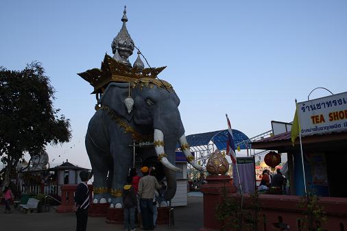 힌두의 영향을 받아서인가? 태국에는 코끼리 동상이 많다.