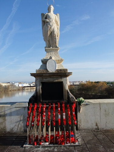 로마 다리 위의 대천사 라파엘 석상