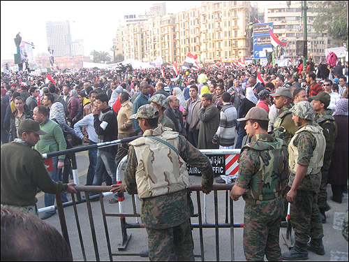 12일(현지 시각) 이집트 수도 카이로의 타흐리르 광장 주변에서 군대가 바리케이드를 철거하고 있다.