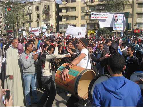 12일(현지 시각) 이집트 수도 카이로의 타흐리르 광장에 모인 시민들이 덩실덩실 춤을 추며 '무바라크 사임'을 이끌어낸 것을 자축하고 있다.