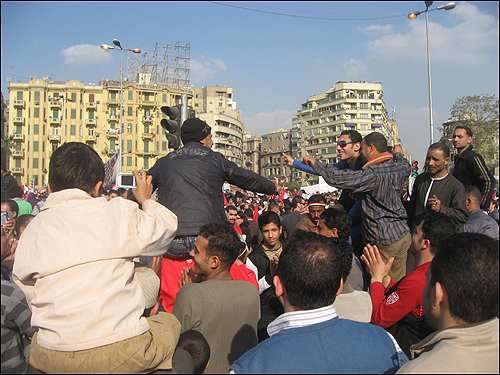 지난 2월 12일(현지 시각) 이집트 수도 카이로의 타흐리르 광장에 모인 시민들이 '무바라크 사임'을 이끌어낸 것을 자축하고 있다. 