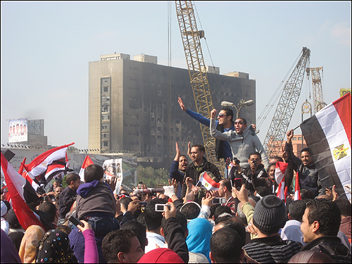 12일(현지 시각) 이집트 수도 카이로의 타흐리르 광장에 모인 시민들이 '무바라크 사임'을 이끌어낸 것을 자축하고 있다.