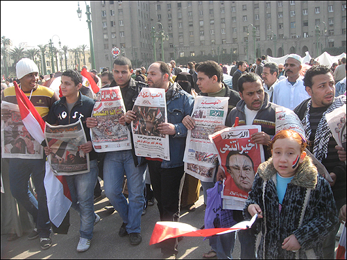 12일(현지 시각) 이집트 수도 카이로의 타흐리르 광장에 모인 시민들이 무바라크 사임 소식을 다룬 신문들을 펼쳐 보이고 있다.