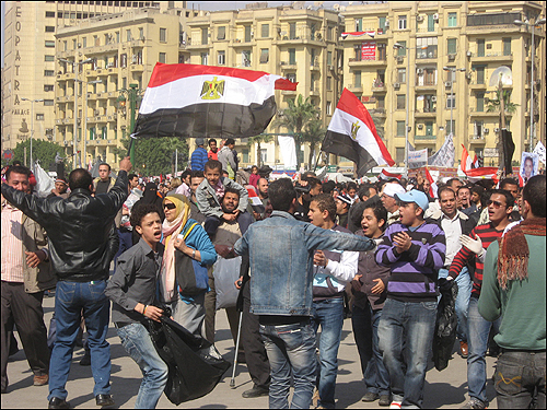 12일(현지 시각) 이집트 수도 카이로의 타흐리르 광장에 모인 시민들이 '무바라크 사임'을 이끌어낸 것을 자축하고 있다.