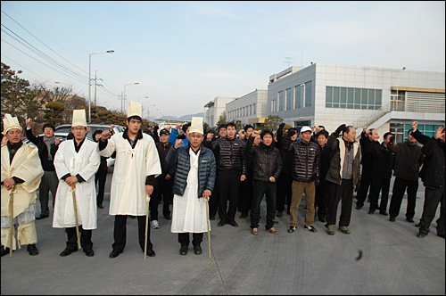  경남 함안 칠서공단 한국특수형강에서 일하던 하청업체 소속 김춘모씨가 산재사망한 지 닷새가 지나도록 사측과 합의를 보지 못해 장례를 치르지 못하고 있다. 13일 오후 유가족들이 공장을 찾아가 집회를 하고 있는 모습.