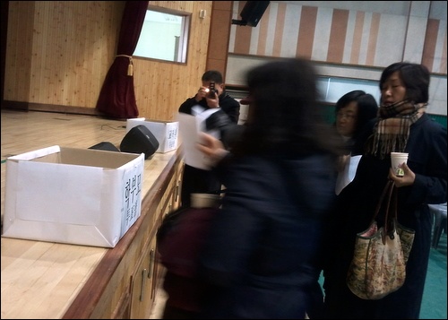 지난 달 17일 서울 영림중 학부모들이 교장 소견발표를 듣고 점수표를 함에 넣고 있다. 