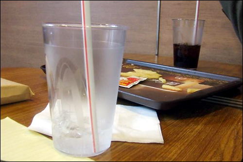 M업체는 플라스틱컵에 탄산음료를 제공하고 있다.