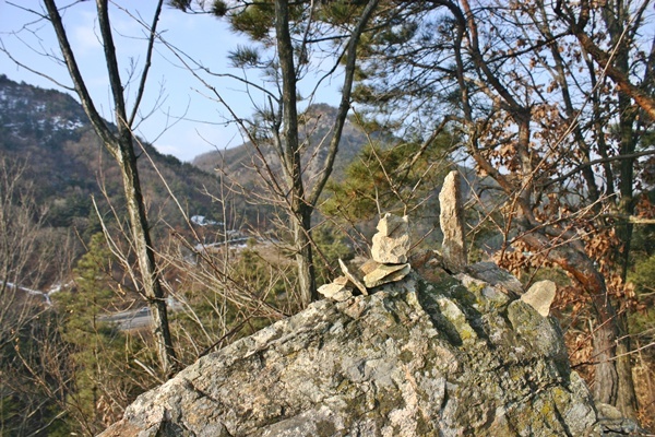  누군가 바위위에 알증맞게 탑을 쌓아 놓았다. 