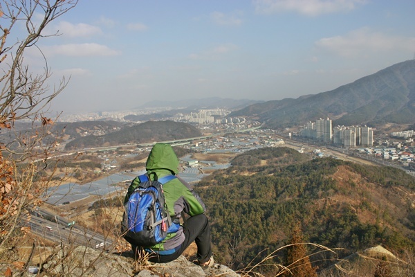  미개발된 동구의 모습과 대전시내의 모습이 저 멀리 보인다. 