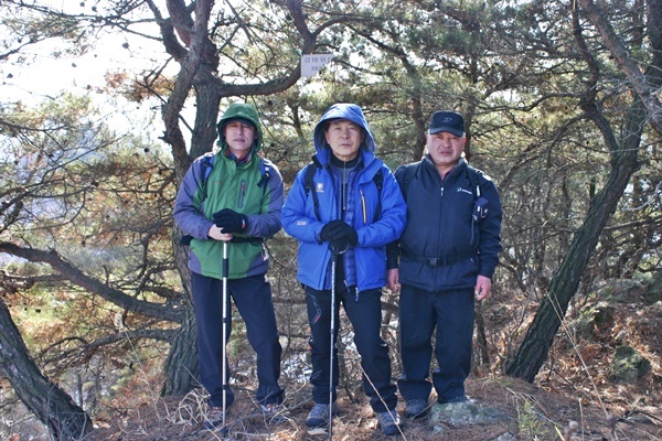  '강 바위산'정상에서 찰칵 