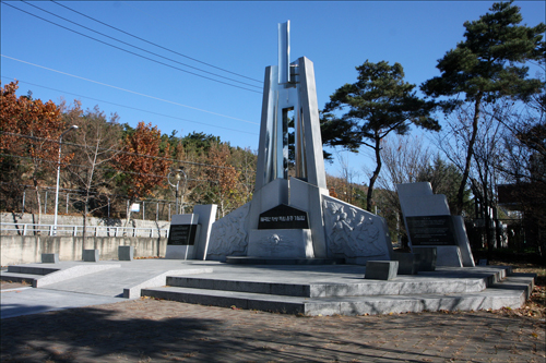 대구상고 야구장 뒤편, 달서공고 정문 앞 인근에 있다.