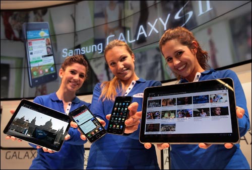 삼성전자는 14일 스페인 바르셀로나에서 개막한 MWC2011에서 스마트폰 갤럭시S2(가운데)와 태블릿 갤럭시탭10.1(좌우 양쪽)을 선보였다. 