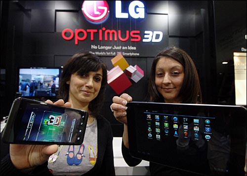 LG전자는 14일 스페인 바르셀로나에서 개막한 MWC2011에서 스마트폰 옵티머스 3D와 8.9인치 태블릿 옵티머스 패드(오른쪽)를 선보였다. 