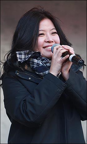 지난 15일 '홍대 분회 집단 해고 철회와 1만인 선언 결의 대회'에 참석한 배우 김여진이 지지발언을 하고 있다.