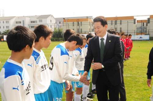 15일 오후 중국 쿤밍시에서 열린 '2011 인천평화컵 국제 유소년 축구대회' 개막전 경기를 참관한 송영길 인천시장이 남북한 선수들을 격려하고 있다.