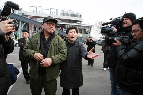 한나라당 의원들이 김정일 국방위원장 생일인 16일 오후 경기도 파주 임진각에서 자신들의 이름이 적힌 3대 세습 반대 대북전단을 날리려 하자, 최성용 납북자가족모임 대표와 박상학 자유북한운동연합 대표가 "지난 7년 동안 피눈물을 흘리며 탈북자들이 보내던 대북전단을 보내지 말라고 힘으로 막더니... 북한주민들에게 표 받을 일 있냐" "그동안 도와주지도 않았고 북한인권법에 대해서는 아무런 소리도 안하는 저 친구들이 저러는 것은 아주 못된 짓이다"라며 거세게 항의했다.