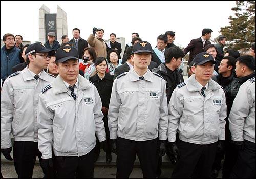 최성용 납북자가족모임 대표와 박상학 자유북한운동연합 대표의 항의가 이어지자, 경찰들이 한나라당 의원들을 에워싸고 있다.