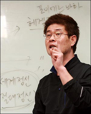 강신주 박사가 '정치철학 특강 시즌2' 강의를 하고 있다.