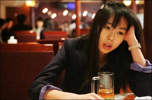 배우 김민희가 시나리오 작가로 출연한 영화 <뜨거운 것이 좋아>의 한 장면