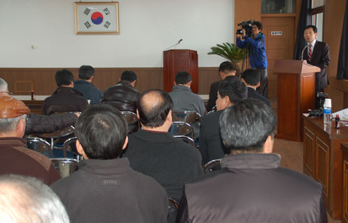  충남도청 권희태 실장이 주물공단 진행상황에 대해 설명하고 있다.