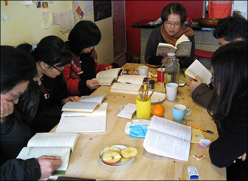 빈집 투숙객들이 빈가게에서 '1박 2일 책읽기 모임'을 하고 있다.