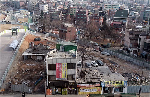 서울 마포구 홍익대 인근 재개발 지역에서 강제철거를 반대하며 농성하고 있는 칼국수집 '두리반' 건물.
