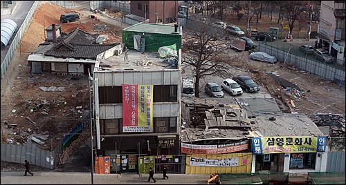  서울 마포구 홍익대 인근 재개발 지역에서 강제철거를 반대하며 농성하고 있는 칼국수집 '두리반' 건물.