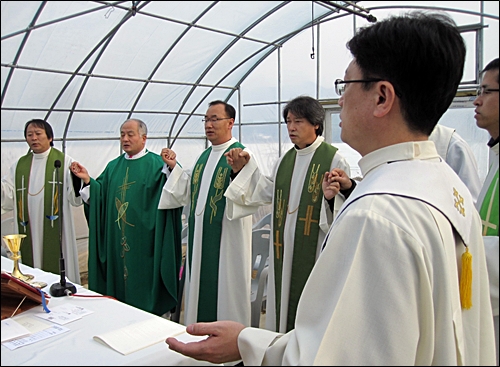 천주교연대 사제들이 17일 '두물머리 생명평화미사 1주년 기념미사'를 진행하고 있다