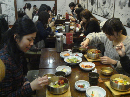     명동에 있는 한국 식당 고궁에서 비빔밥을 먹고 있습니다. 한국과 일본은 비슷한 점이 많으면서도 다른 면이 많습니다. 일본 가정에서 밥을 비벼서 먹으면 버릇이 나쁘다고 합니다. 그래도 일본에서 한국 음식 하면 (돌솥, 이사야키)비빔밥이라고 할 정도로 인기가 있습니다. 