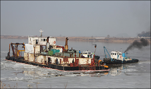 낙동강사업 15공구에서 작업하다 침몰했던 준설선이 27일만인 17일 오후 인양됐다.