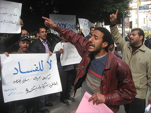 16일(현지 시각) 임금 인상 등을 요구하며 시위를 벌이고 있는 이집트 제2의 도시 알렉산드리아의 노동자들.