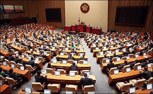  2월 임시국회 첫 날인 18일 오후 서울 여의도 국회 본회의장에서 여야 의원들이 민생법안을 포함해 본회의에 계류 중인 37개 법안을 처리하고 있다.(자료 사진)