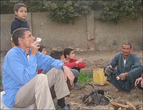 남의 땅을 빌려 농사를 짓는 메헤르 아저씨 가족. 샤이를 마시고 있는 맨 왼쪽 사람이 메헤르 아저씨.